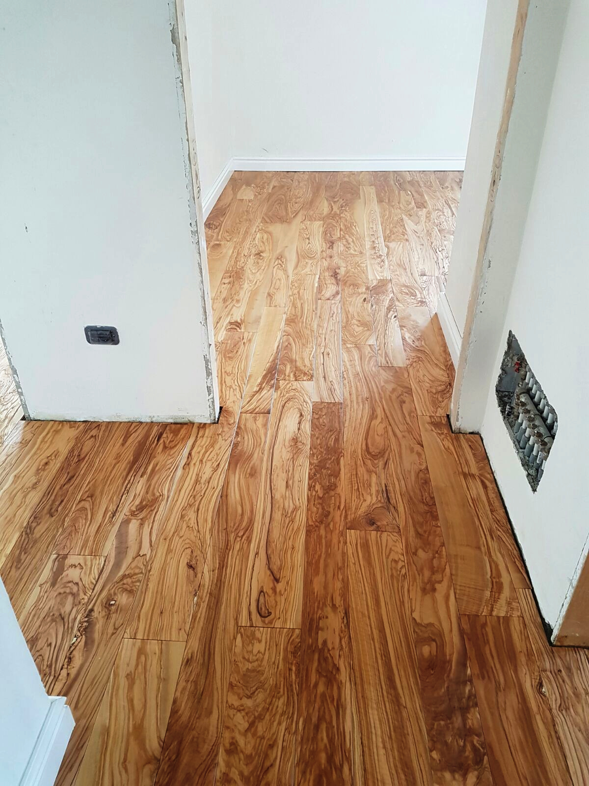 suelo de tarimas de madera macizas