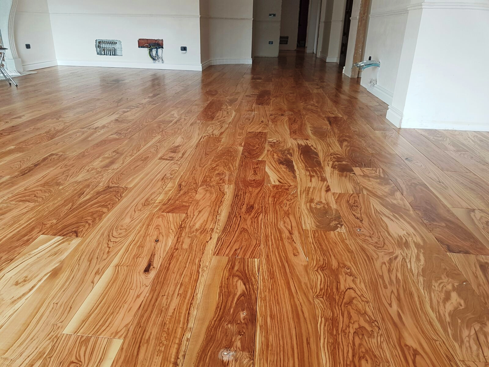 suelo de tarimas de madera macizas