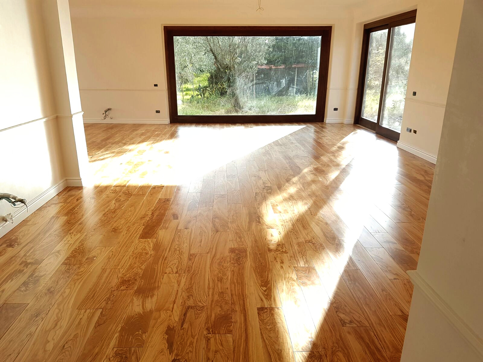 suelo de tarimas de madera macizas