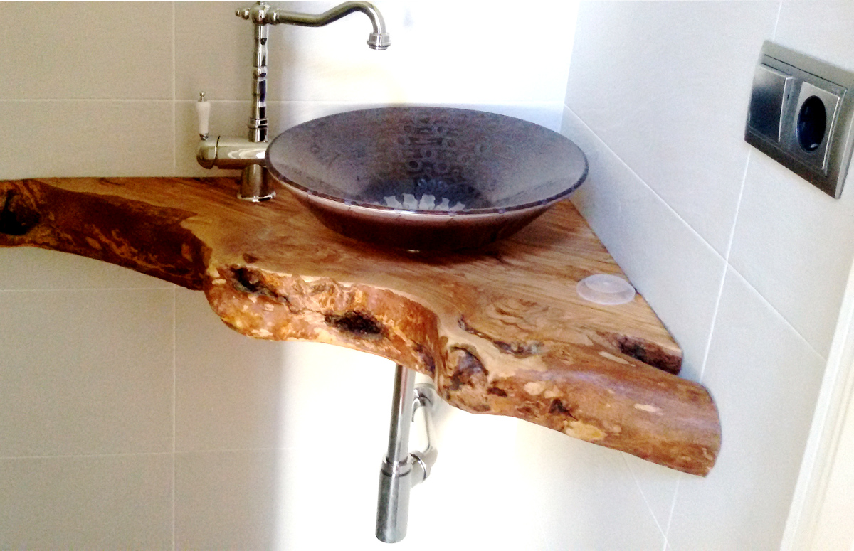encimera de baño de madera triangular para el rincón del cuarto de baño.