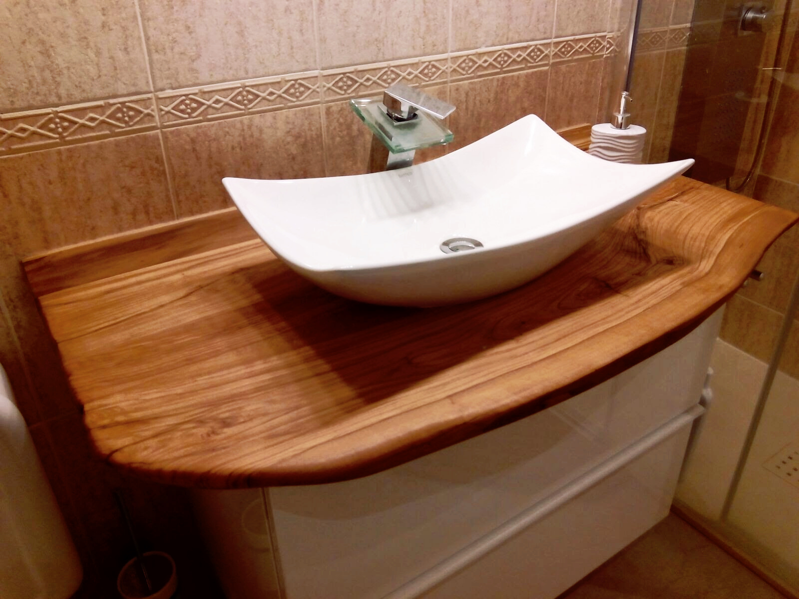 encimera de baño de madera de olivo
