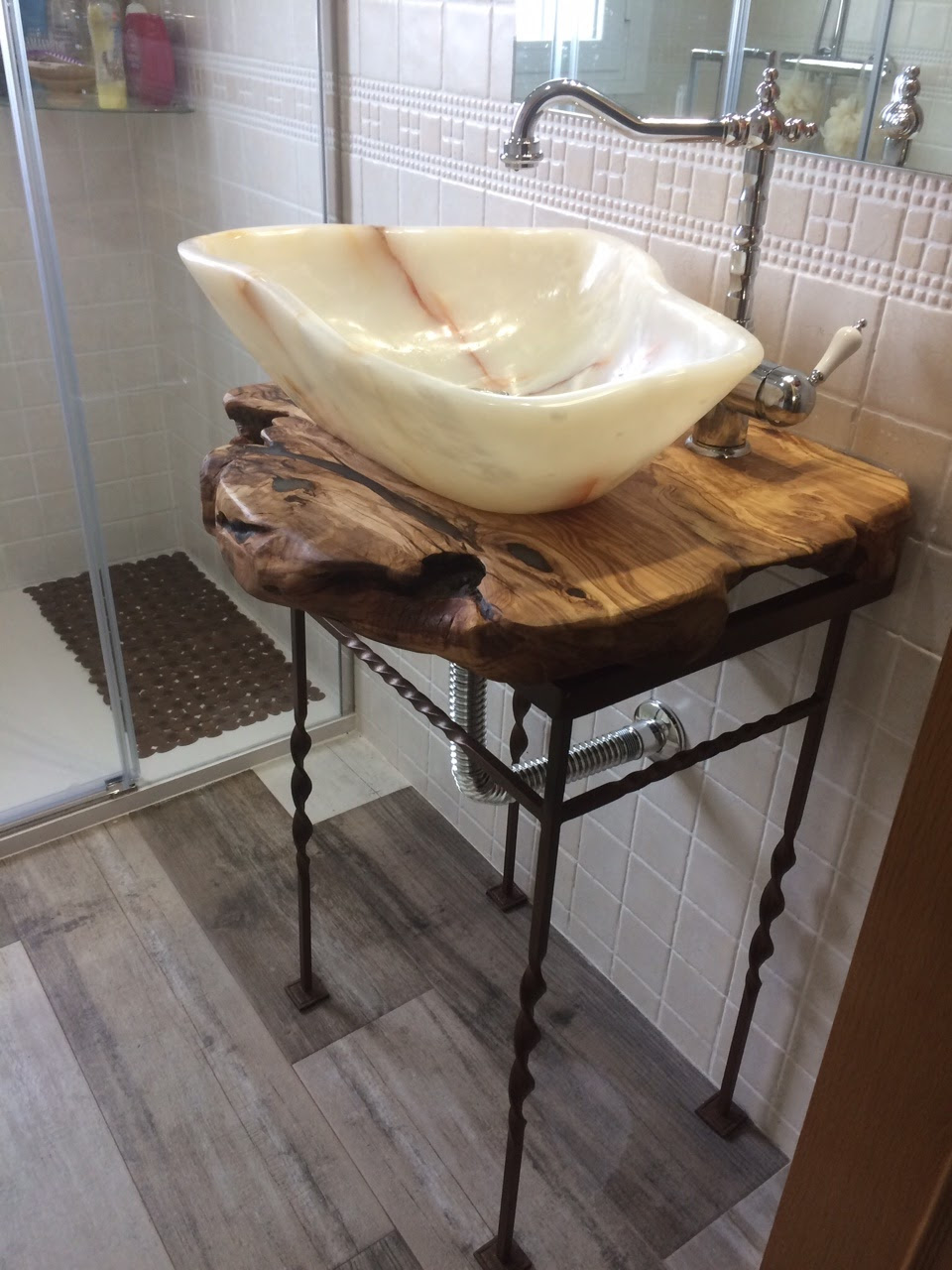 encimera de baño de madera de olivo