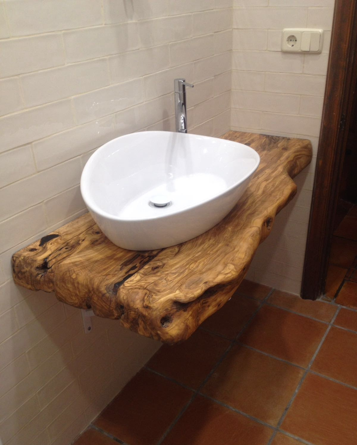 encimera de baño de madera de olivo